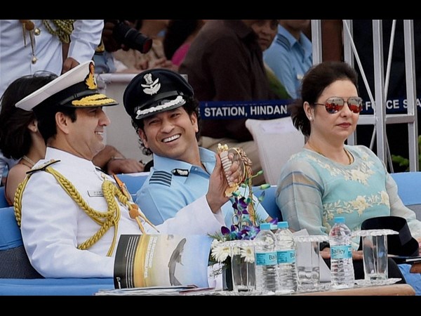 ఎయిర్‌ఫోర్స్ డే వేడుకల్లో సచిన్ దంపతులు 