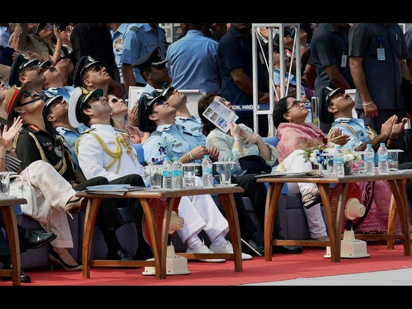  ఎయిర్‌ఫోర్స్ డే వేడుకల్లో సచిన్ దంపతులు 