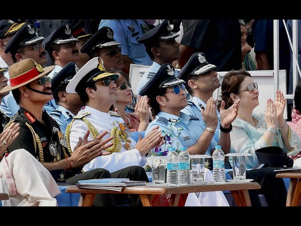 ఎయిర్‌ఫోర్స్ డే వేడుకల్లో సచిన్ దంపతులు 