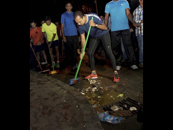 Anil Ambani joins Swachh Bharat campaign, invites Amitabh, Sania Anil Ambani joins Swachh Bharat campaign, invites Amitabh, Sania