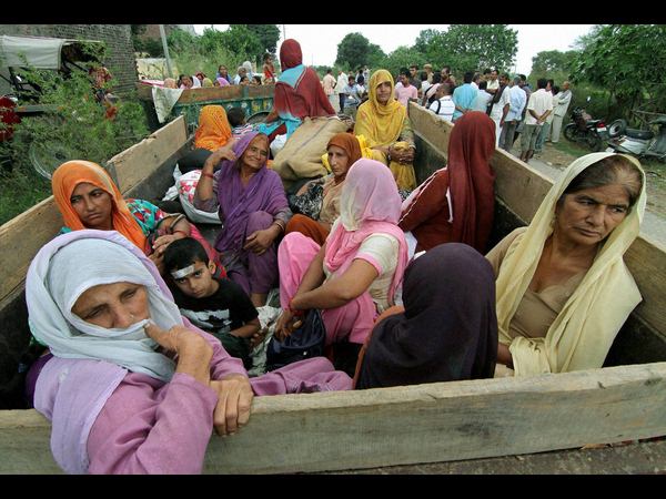  రాత్రిపూట దాడులకు పాల్పడుతున్న పాక్ సైన్యం 