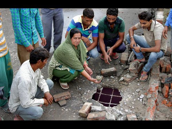 రాత్రిపూట దాడులకు పాల్పడుతున్న పాక్ సైన్యం 