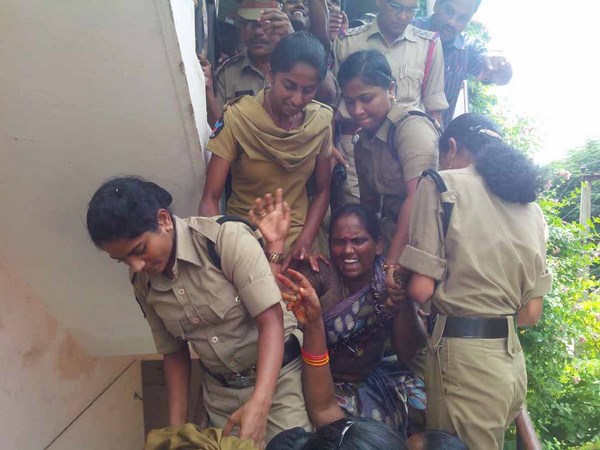 పోలీసులు, ఐద్వా మహిళల మధ్య తోపులాట