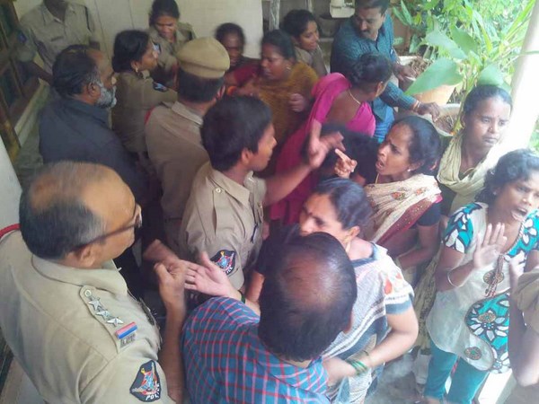 పోలీసులు, ఐద్వా మహిళల మధ్య తోపులాట