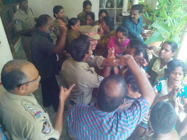 పోలీసులు, ఐద్వా మహిళల మధ్య తోపులాట