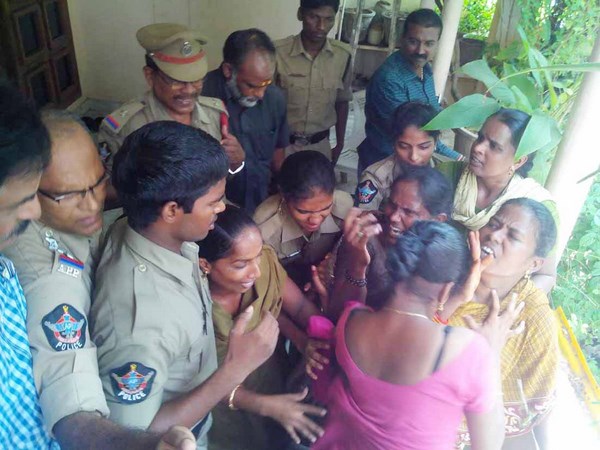 పోలీసులు, ఐద్వా మహిళల మధ్య తోపులాట