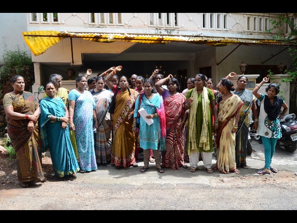 పోలీసులు, ఐద్వా మహిళల మధ్య తోపులాట