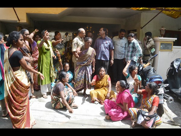 పోలీసులు, ఐద్వా మహిళల మధ్య తోపులాట