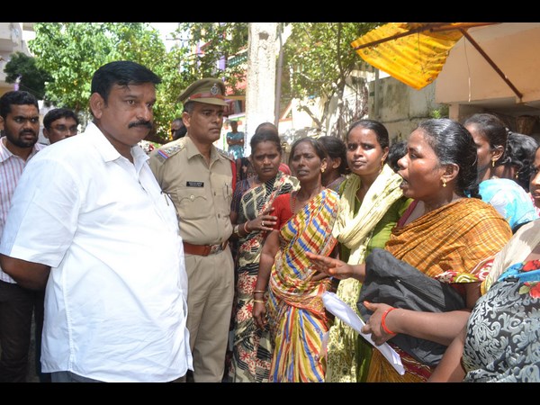 పోలీసులు, ఐద్వా మహిళల మధ్య తోపులాట