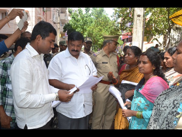 పోలీసులు, ఐద్వా మహిళల మధ్య తోపులాట