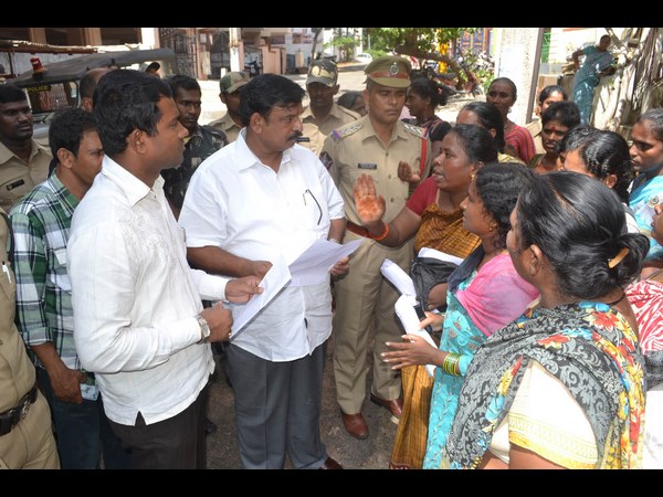  పోలీసులు, ఐద్వా మహిళల మధ్య తోపులాట