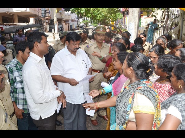 పోలీసులు, ఐద్వా మహిళల మధ్య తోపులాట