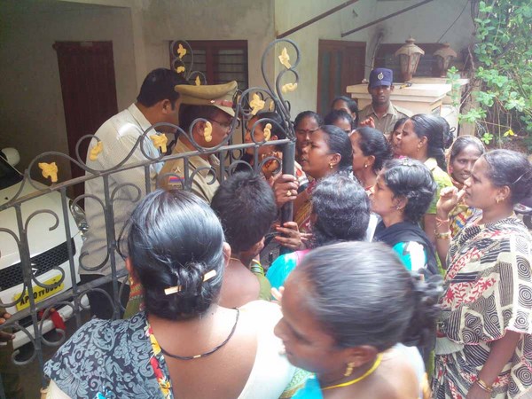 పోలీసులు, ఐద్వా మహిళల మధ్య తోపులాట