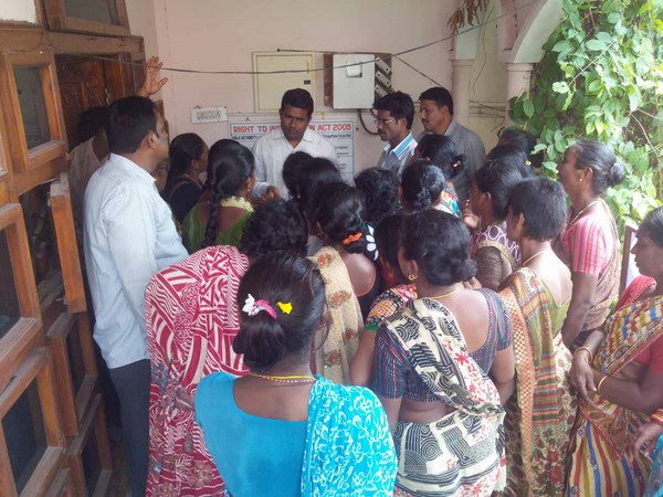 పోలీసులు, ఐద్వా మహిళల మధ్య తోపులాట