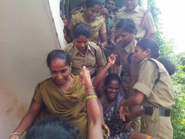  పోలీసులు, ఐద్వా మహిళల మధ్య తోపులాట