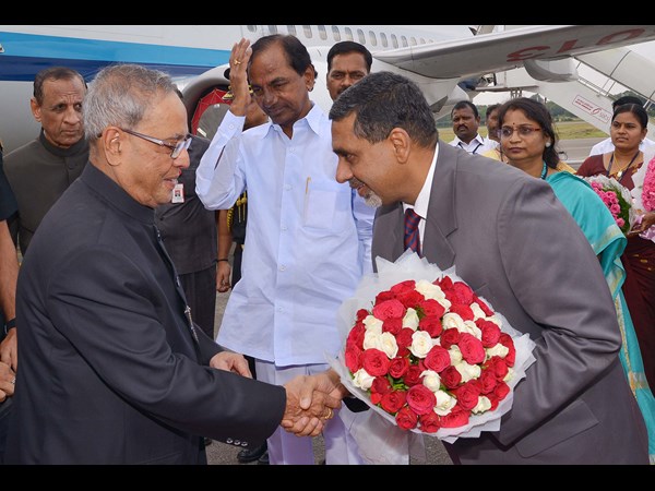 రాష్ట్రపతికి విమానాశ్రయంలో స్వాగతం