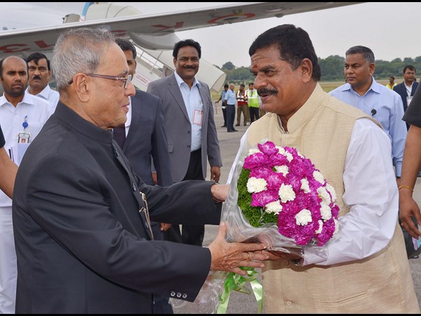 రాష్ట్రపతికి విమానాశ్రయంలో స్వాగతం