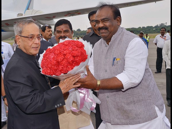 రాష్ట్రపతికి విమానాశ్రయంలో స్వాగతం