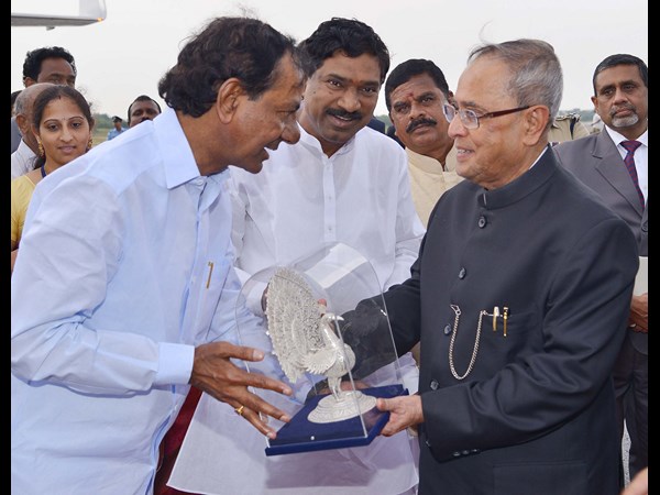రాష్ట్రపతికి కేసీఆర్ స్వాగతం