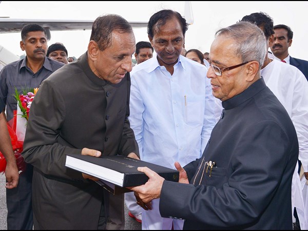 రాష్ట్రపతికి గవర్నర్ స్వాగతం