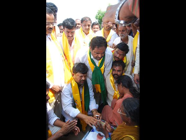 కొండపాకగూడెంలో మహిళా రైతుకు సాయం కొండపాకగూడెంలో మహిళా రైతుకు సాయం