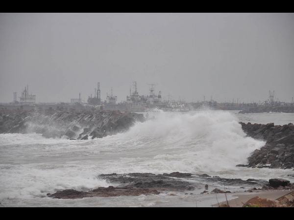 ఎగిసిపడుతున్న అలలు ఎగిసిపడుతున్న అలలు