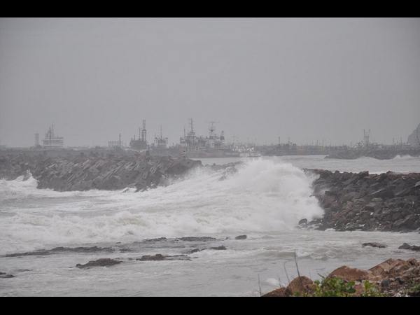 ఎగిసిపడుతున్న అలలు ఎగిసిపడుతున్న అలలు