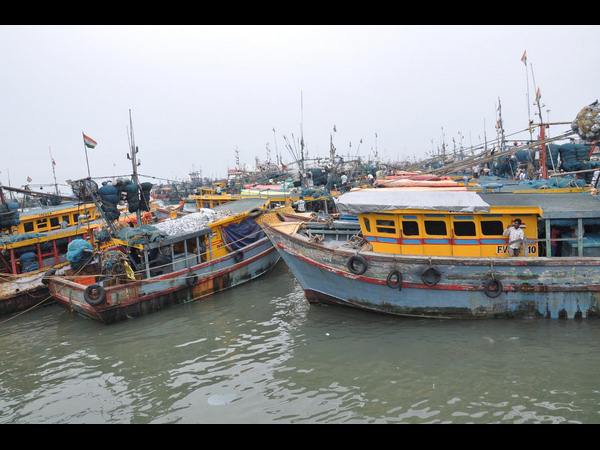 ఎగిసిపడుతున్న అలలు ఎగిసిపడుతున్న అలలు