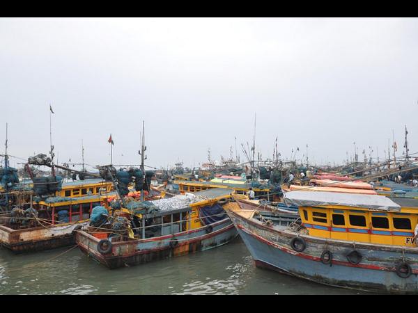 ఎగిసిపడుతున్న అలలు ఎగిసిపడుతున్న అలలు