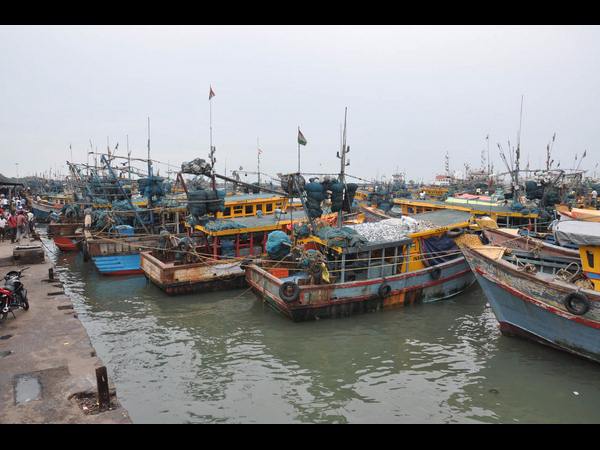 ఎగిసిపడుతున్న అలలు ఎగిసిపడుతున్న అలలు
