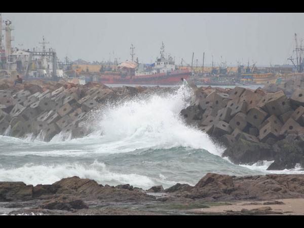 ఎగిసిపడుతున్న అలలు ఎగిసిపడుతున్న అలలు