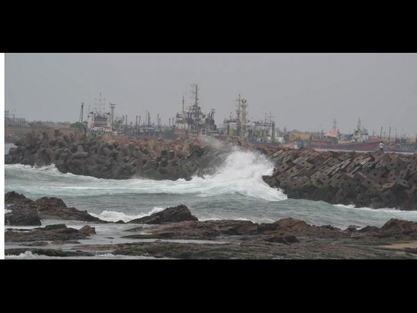 ఎగిసిపడుతున్న అలలు ఎగిసిపడుతున్న అలలు