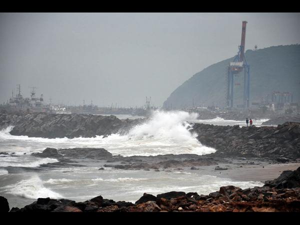 ఎగిసిపడుతున్న అలలు ఎగిసిపడుతున్న అలలు