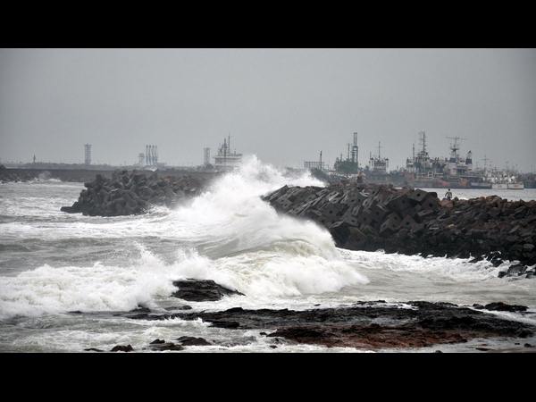 ఎగిసిపడుతున్న అలలు ఎగిసిపడుతున్న అలలు