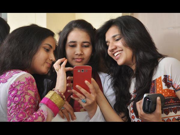 సెల్ఫీలతో.. సెల్ఫీలతో..