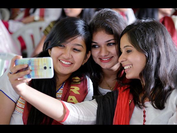 సెల్ఫీలతో... సెల్ఫీలతో...