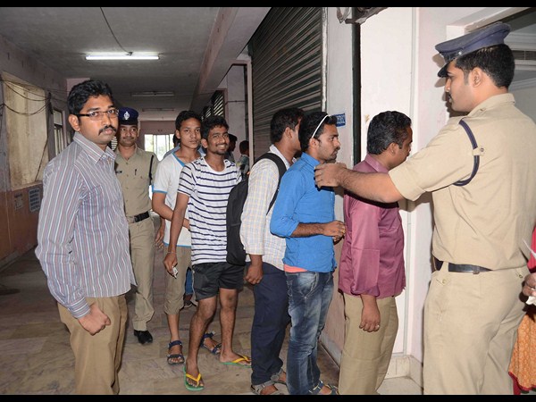 టికెట్ల కోసం బారులు