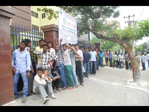 టికెట్ల కోసం బారులు