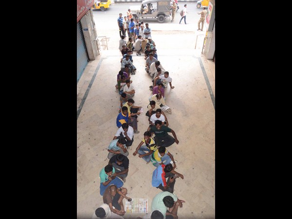 టికెట్ల కోసం బారులు