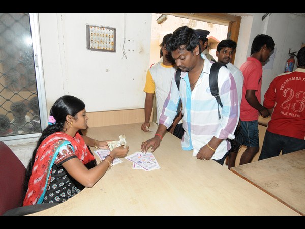 టికెట్ల కోసం బారులు