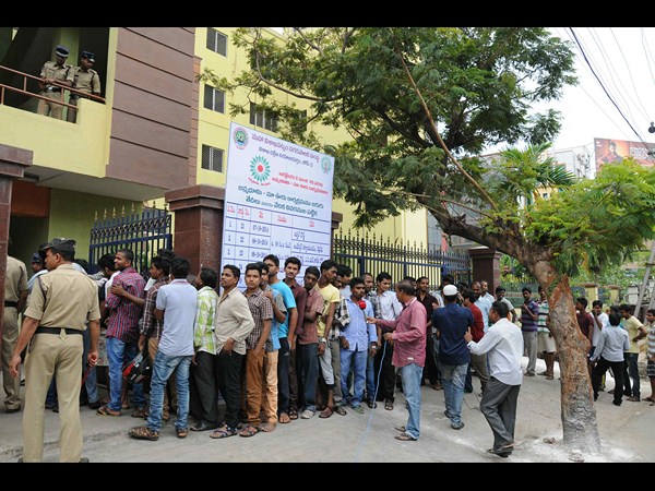 టికెట్ల కోసం బారులు