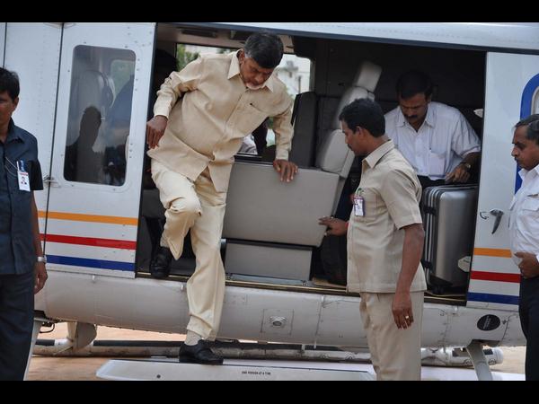 హెలికాప్టర్ దిగుతూ..
