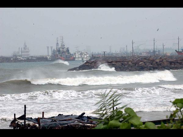 Cyclone Hudhud races towards Andhra Pradesh: More than one lakh evacuated Cyclone Hudhud races towards Andhra Pradesh: More than one lakh evacuated