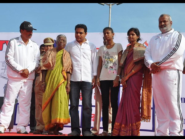 సీఆర్పీఎఫ్ మారథాన్ కేటీఆర్ హాల్‌చల్