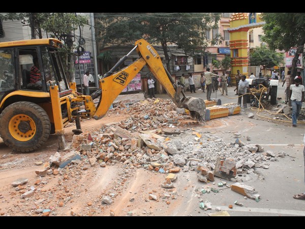 కూలిన కమాను కిలోమీటర్ల మేర ట్రాఫిక్ జామ్
