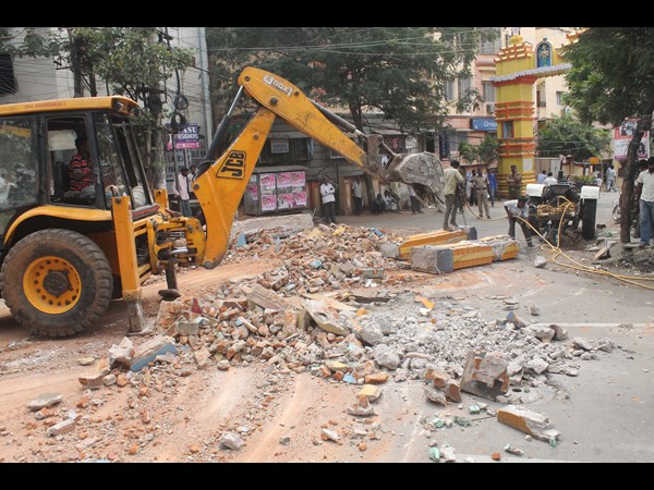 కూలిన కమాను కిలోమీటర్ల మేర ట్రాఫిక్ జామ్