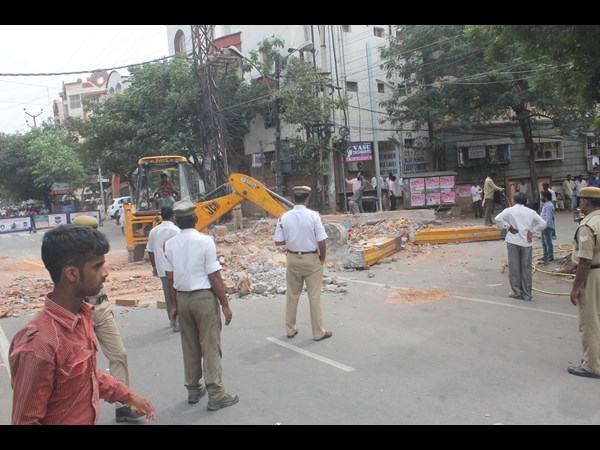  కూలిన కమాను కిలోమీటర్ల మేర ట్రాఫిక్ జామ్