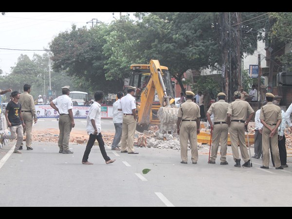 కూలిన కమాను కిలోమీటర్ల మేర ట్రాఫిక్ జామ్