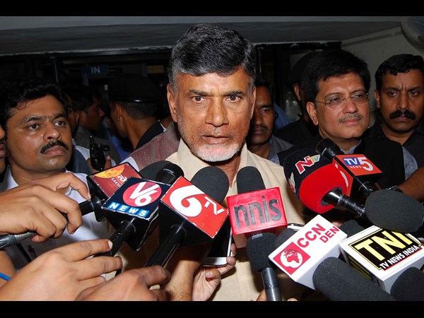 Three killed as cyclone Hudhud makes landfall in coastal AP: Chandrababu Three killed as cyclone Hudhud makes landfall in coastal AP: Chandrababu