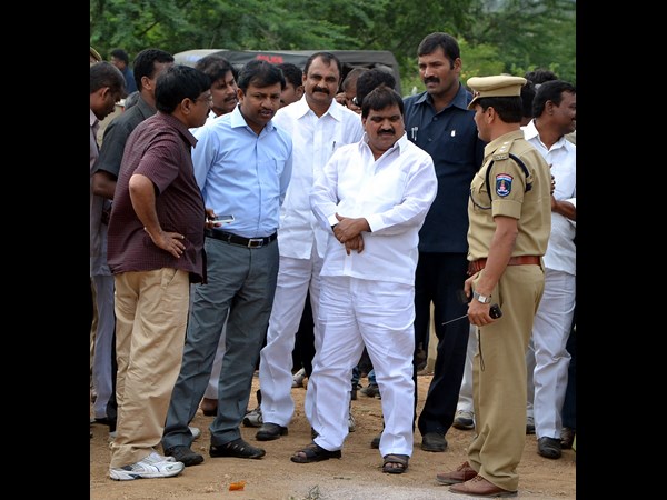 బోరుబావిలో చిన్నారి...